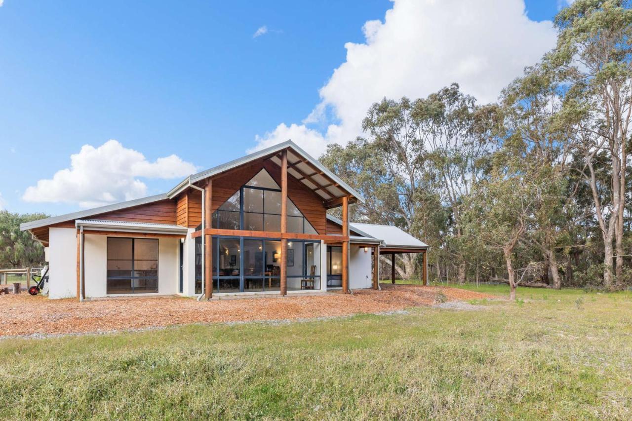 Kangaroo Retreat - Family Favourite Bush Retreat With Kangaroos In Holiday home Margaret River