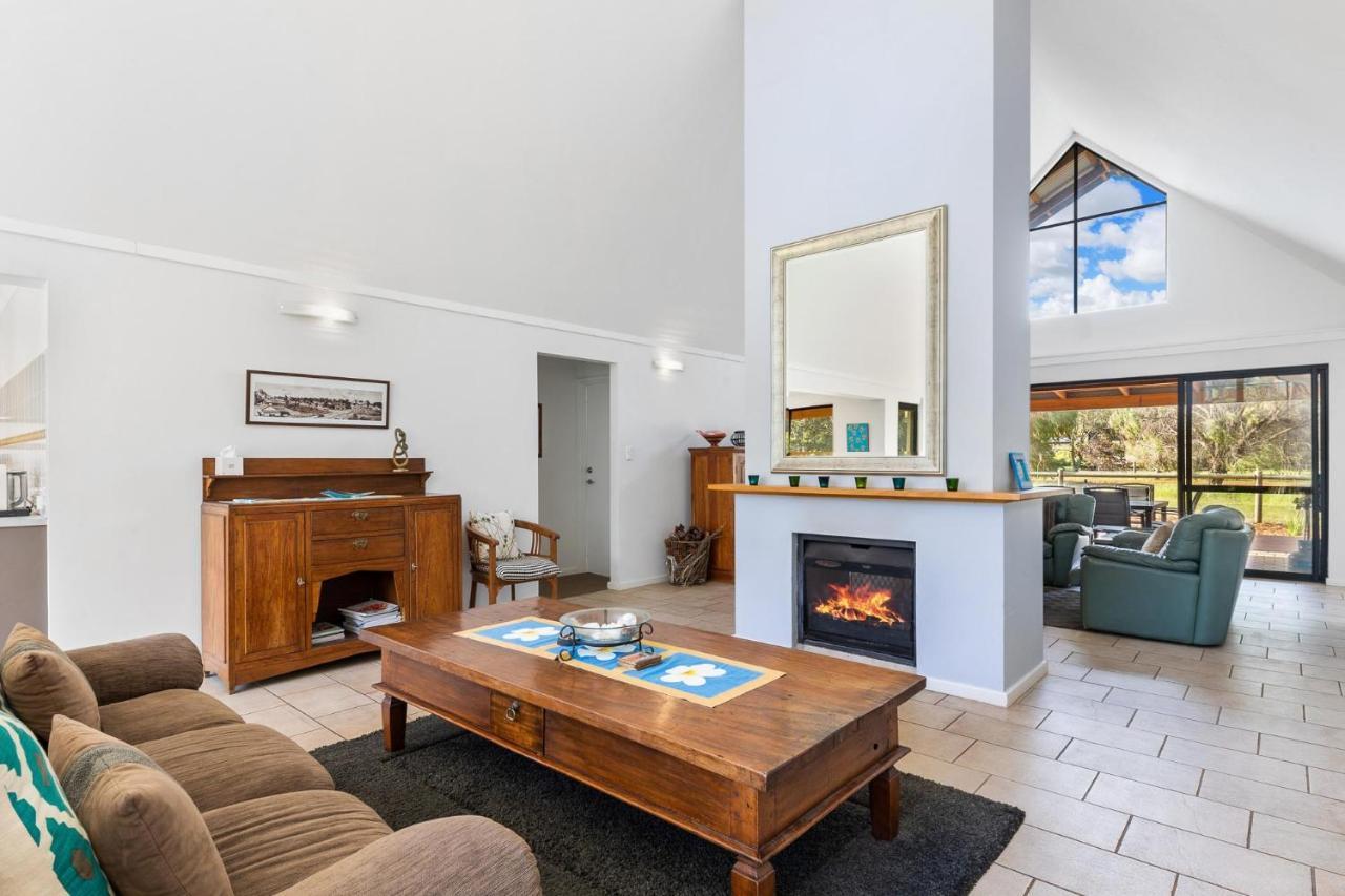 Kangaroo Retreat - Family Favourite Bush Retreat With Kangaroos In Holiday home Margaret River