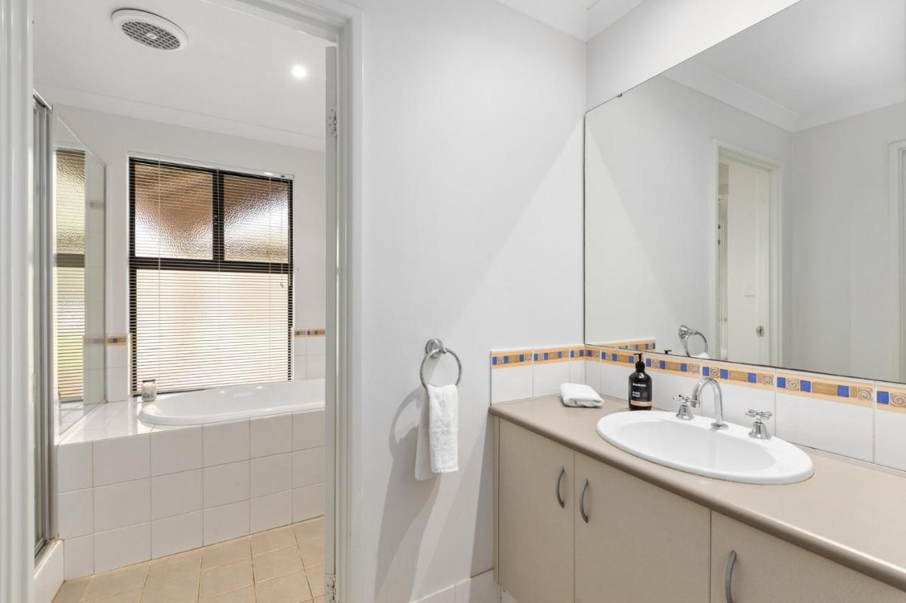 Kangaroo Retreat - Family Favourite Bush Retreat With Kangaroos In Holiday home Margaret River