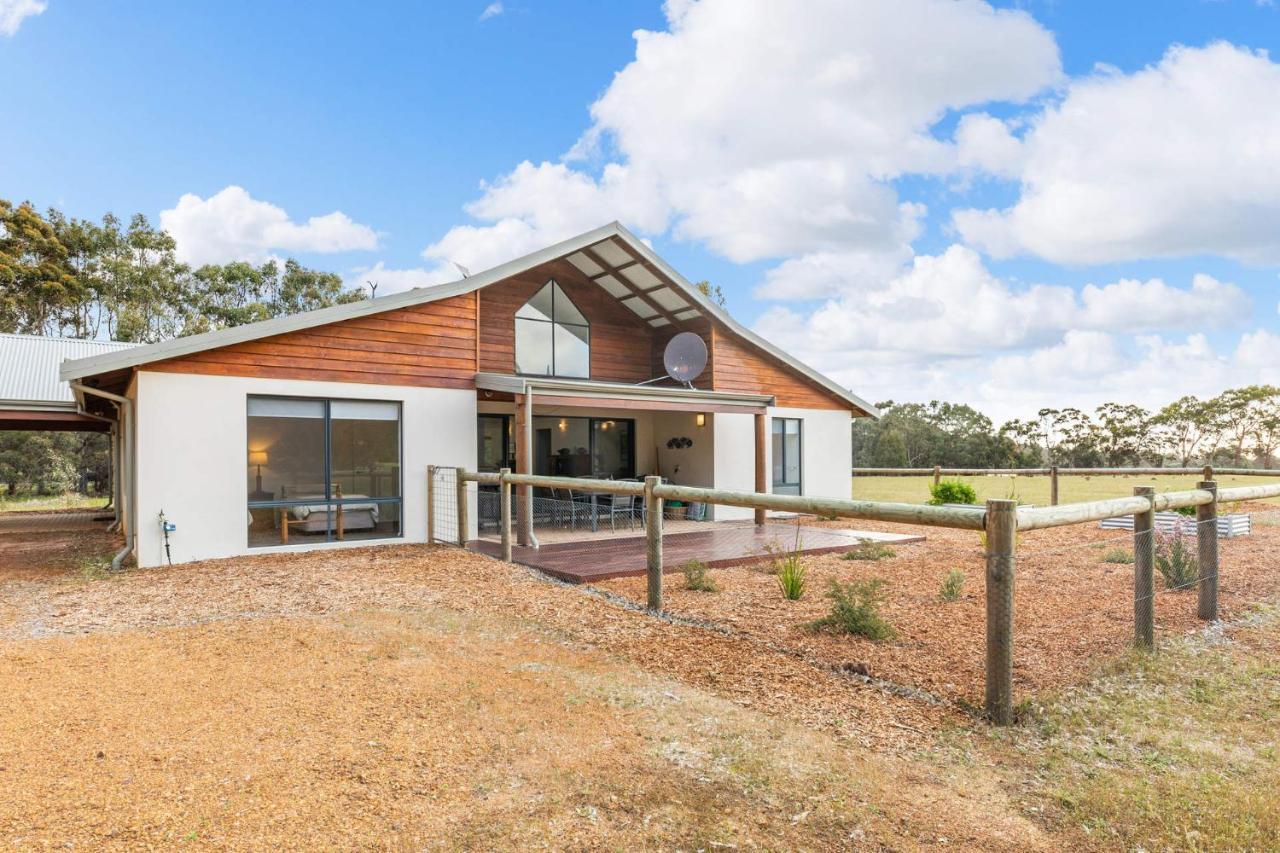 Kangaroo Retreat - Family Favourite Bush Retreat With Kangaroos In Holiday home Margaret River